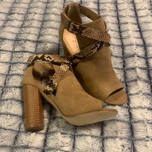 ❤️ Never Worn, 4” heels for jeans or a dressier style!